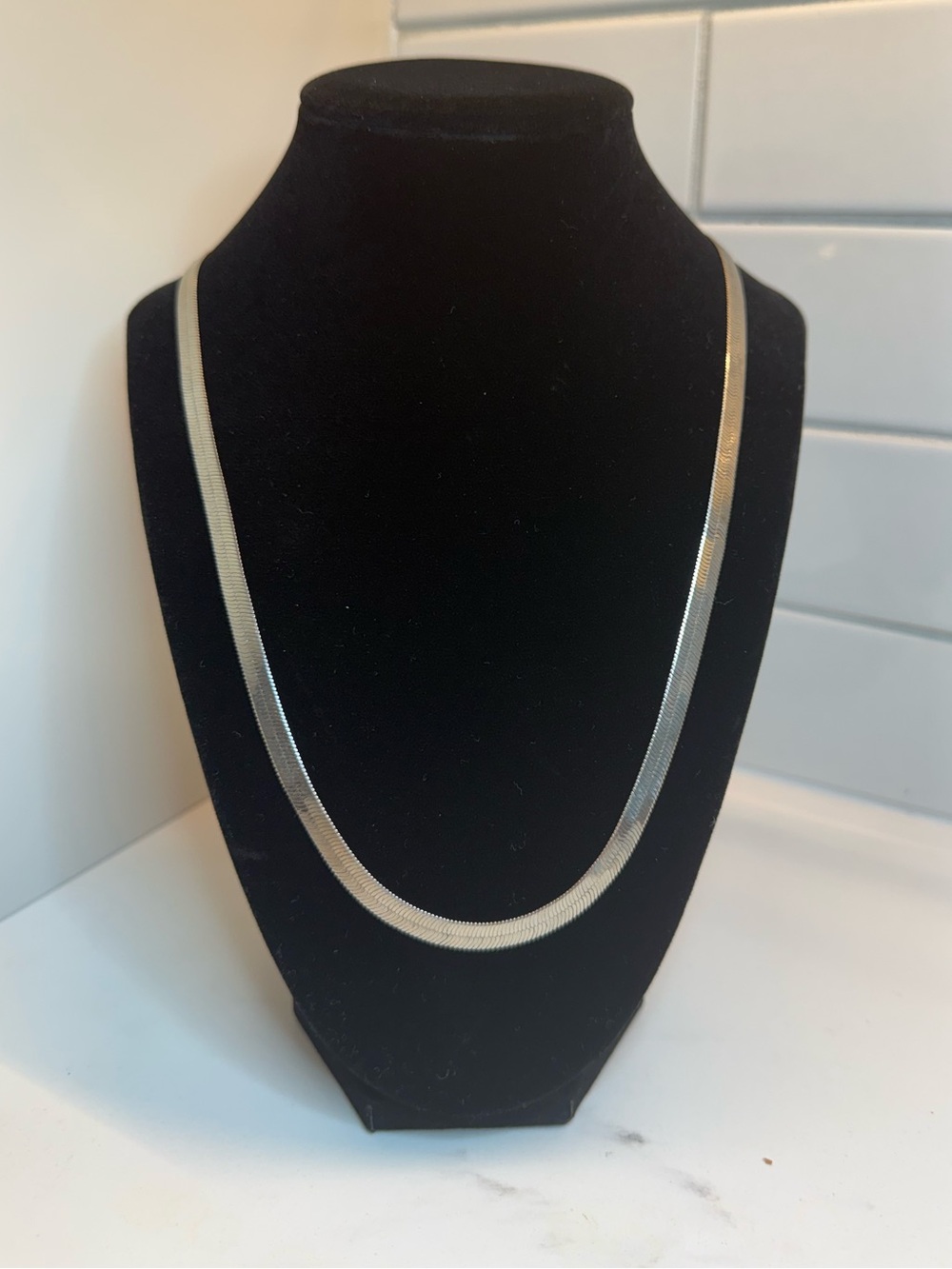 Vintage herringbone chain necklace in excellent condition.